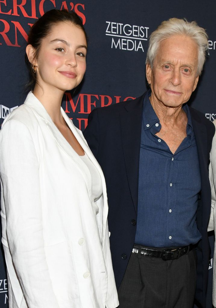 Michael Douglas con su hija Carys en la premiere de 'America's Burning' en Nueva York el 10 de julio de 2024 
