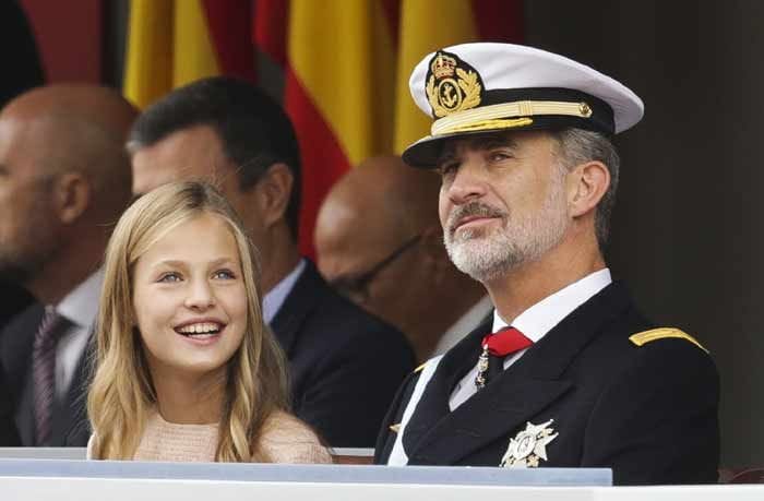 Los Reyes presiden el desfile de la Fiesta Nacional junto a la princesa Leonor y la infanta Sofía 