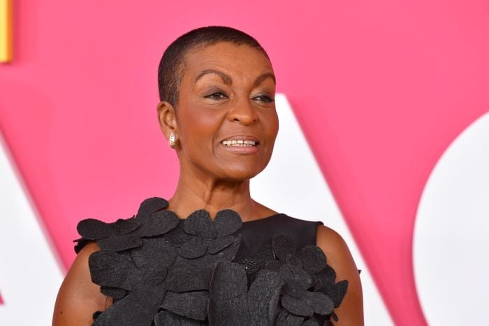 La historia de amor real de Adjoa Andoh ('La reina Carlota') que parece sacada de 'Los Bridgerton'