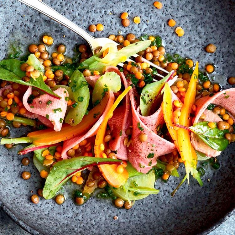 Ensalada de lentejas, verduras y fiambre