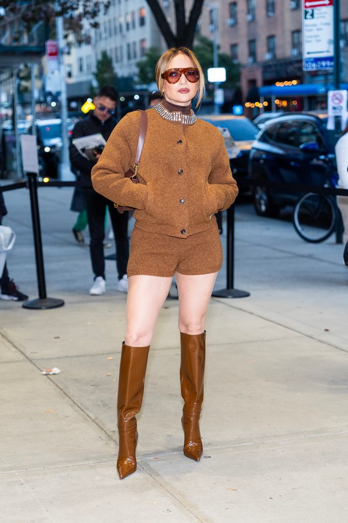 Jennifer Lopez con botas altas por Nueva York