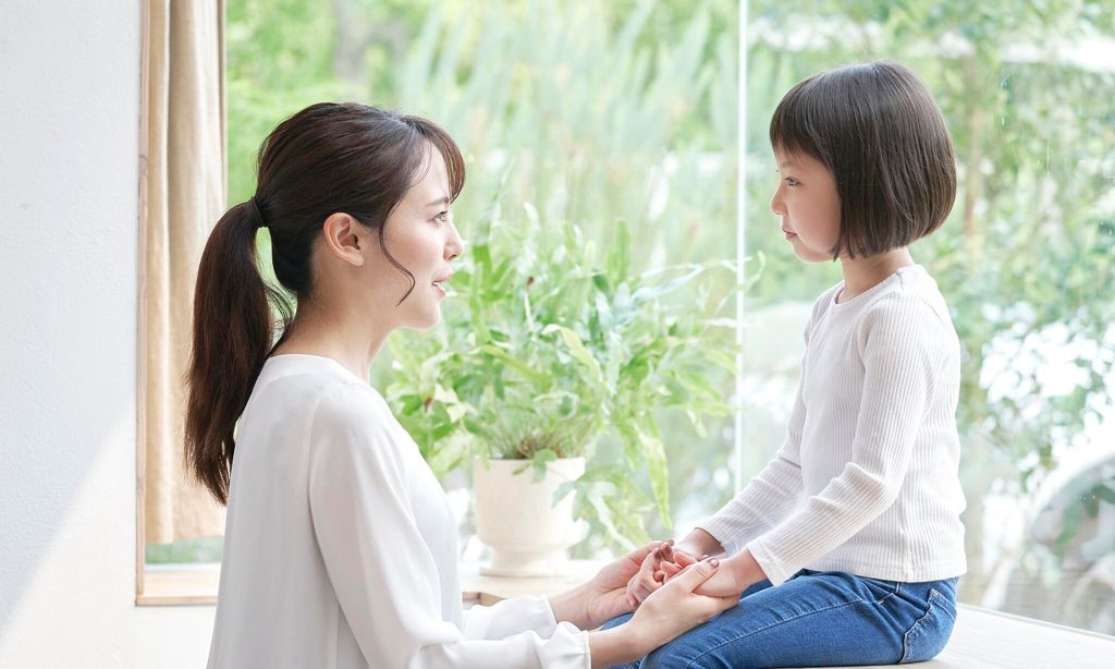 asian mother talking with the daughter