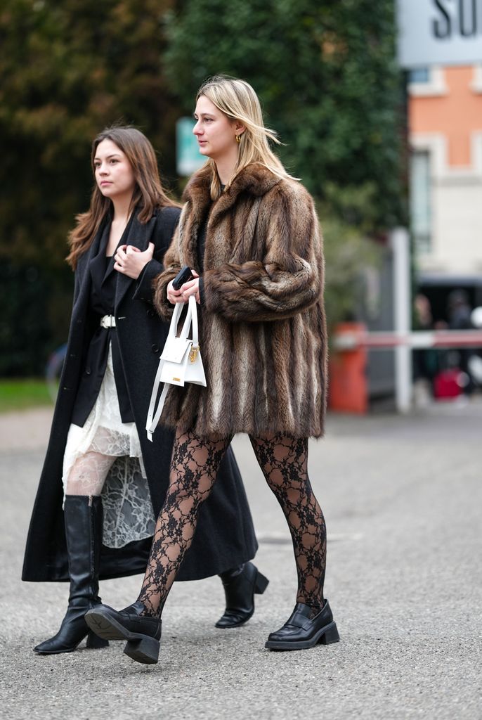 Look de Street Style con medias de encaje con detalles de flores