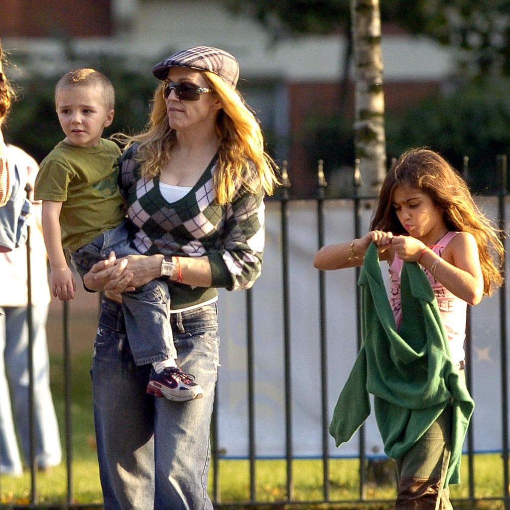 madonna con sus dos hijos