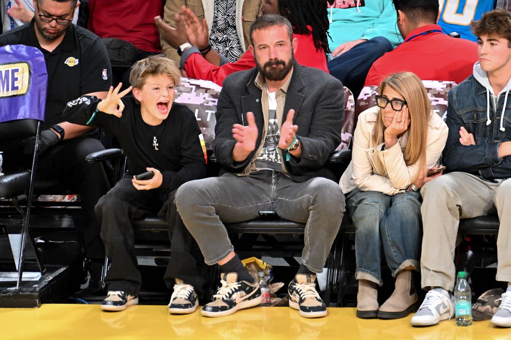 Ben Affleck con su hijo Samuel apoyando a Los Angeles Lakers en el Crypto.com Arena el 10 de noviembre de 2024