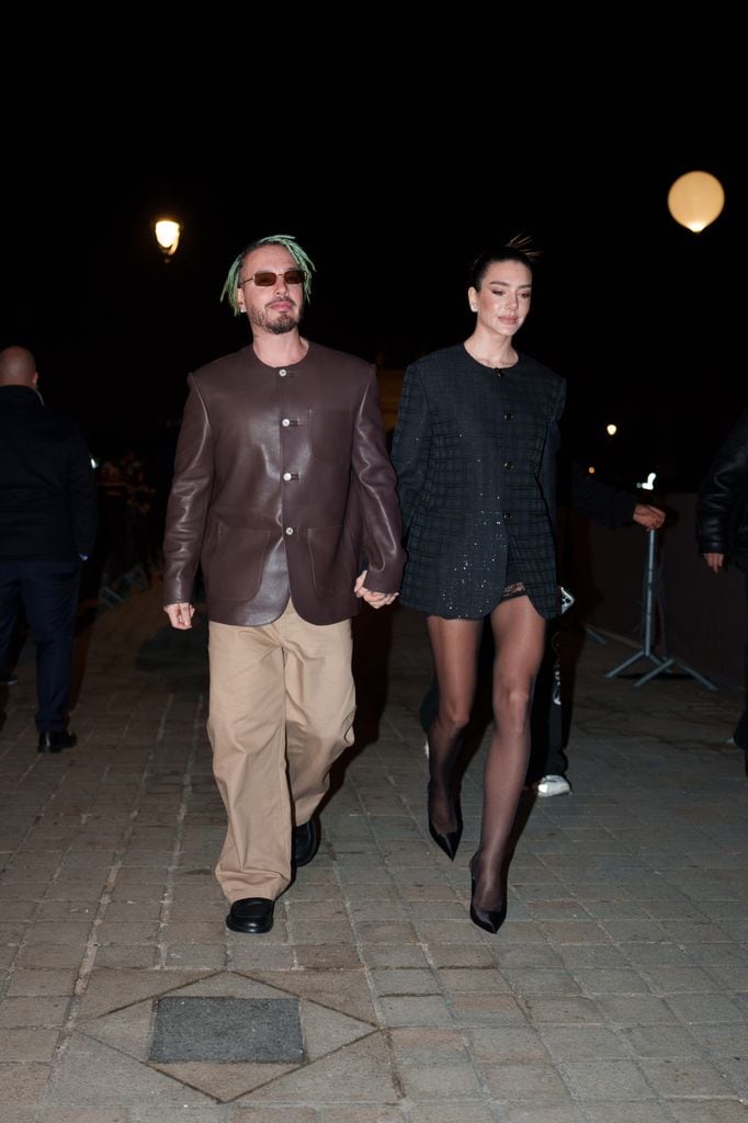 J Balvin y Valentina Ferrer llegan de la mano a la pasarela de Louis Vuitton en París. 