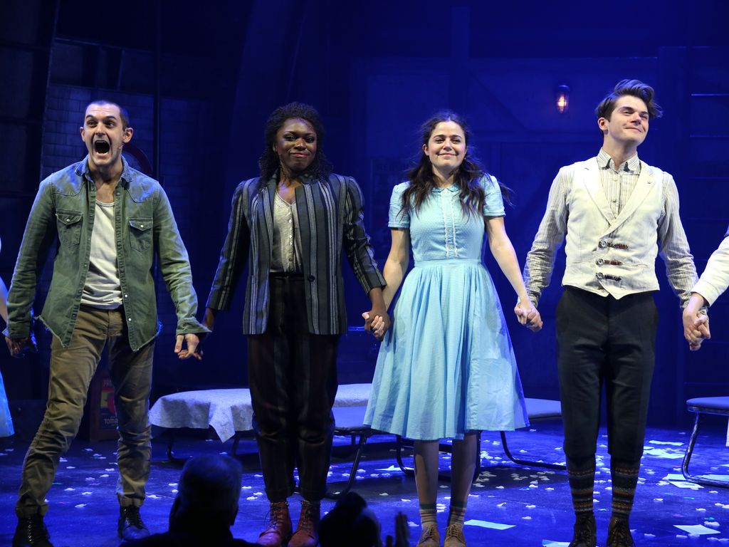 Wesley Taylor, Nkeki Obi-Melekwe, Molly Gordon y Colton Ryan en el estreno del musical Alice By Heart, en febrero de 2019 en Nueva York