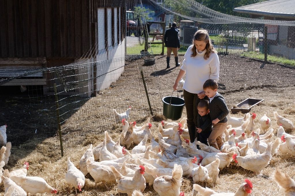 Stèphanie de Luxemburgo junto a sus hijos disfrutando de un día en la granja 