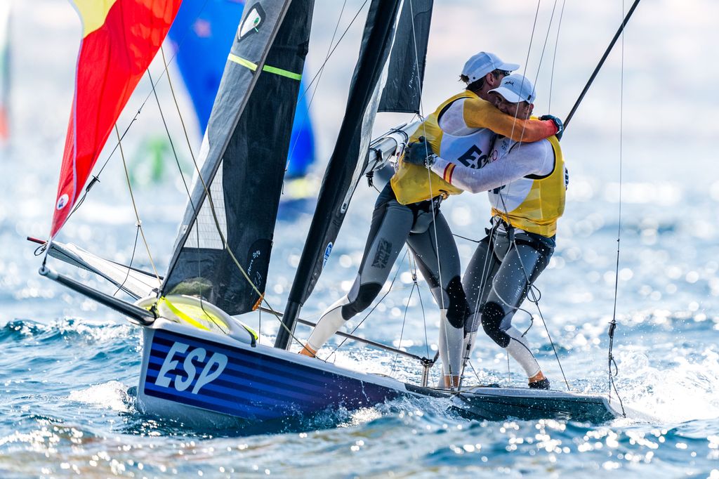 Diego Botín y Florian Trittel celebrando su oro en vela en 49er