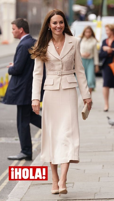 Kate Middleton con su traje de chaqueta y falda beige