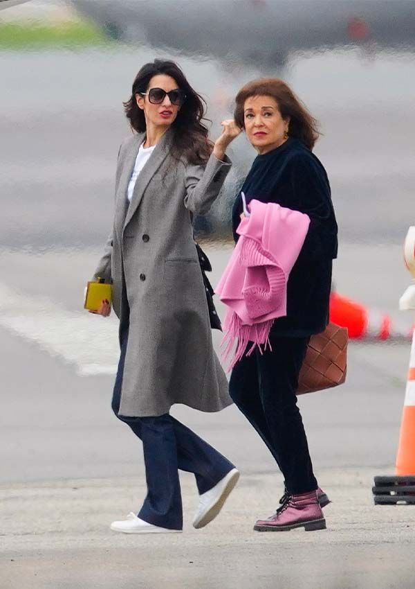 Inspírate en Amal Clooney para viajar con un estilo cómodo y 'chic' a base de básicos depurados