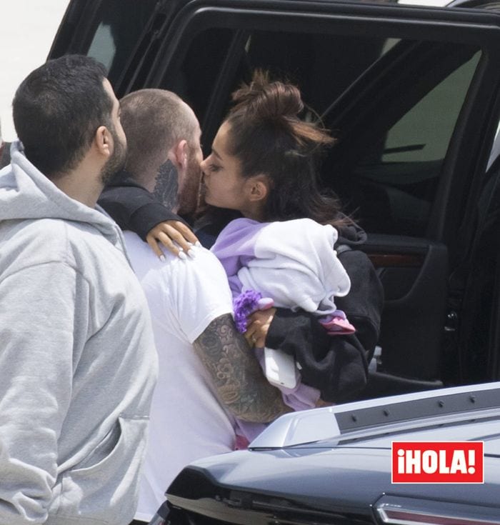 n el aeropuerto local la esperaba su novio, el rapero estadounidense Mac Miller que no veía el momento de abrazarse a ella