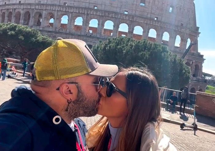 Beso en el Coliseo de Roma