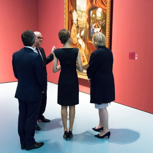 La reina Letizia posa junto a la obra 'La Virgen del Rosario venerada por Cartujos' (1638-39) de Francisco de Zurbarán durante la exposición 'Zurbarán. Maestro del detalle' en el Museo Kunstpalast de Düsseldorf, Alemania. Se trata de la primera retrospectiva que se dedica en el país al pintor español. La muestra, producida en cooperación con el museo Thyssen-Bornemisza de Madrid, está integrada por 71 piezas de Zurbarán (1598-1664) y sigue a las dedicadas recientemente por ese museo alemán a Caravaggio y El Greco
