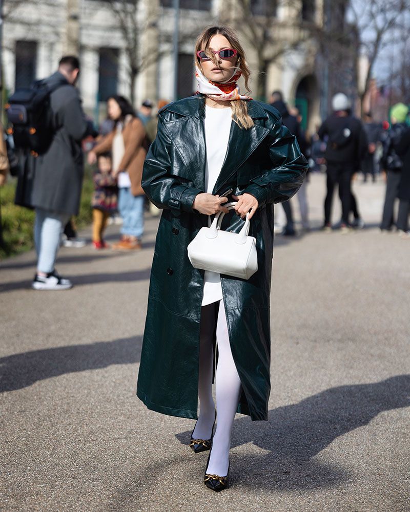 Look de 'street style' con gabardina verde