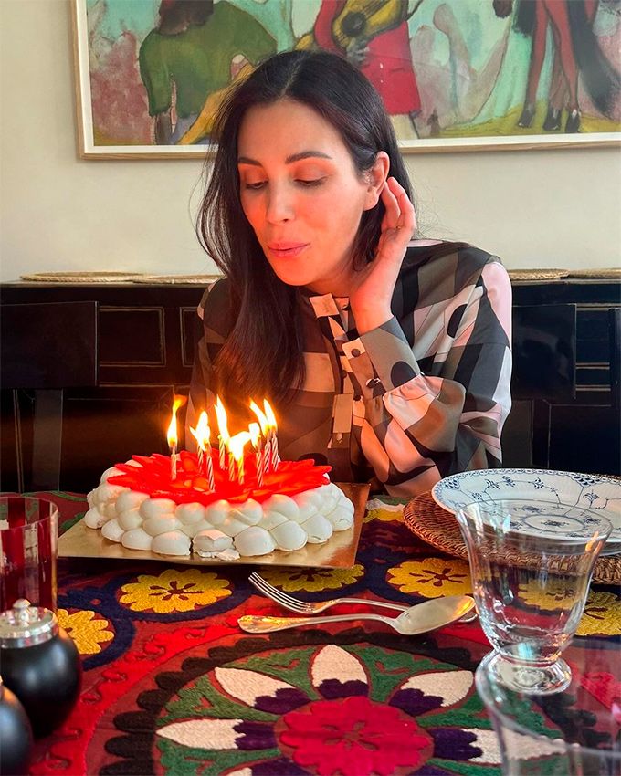 Alessandra de Osma ha cumplido un año más y en su fiesta no faltó la tradicional tarta