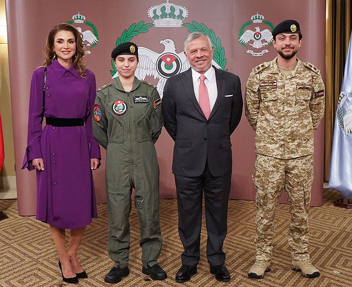 Rania de Jordania junto a su marido y sus dos hijos mayores