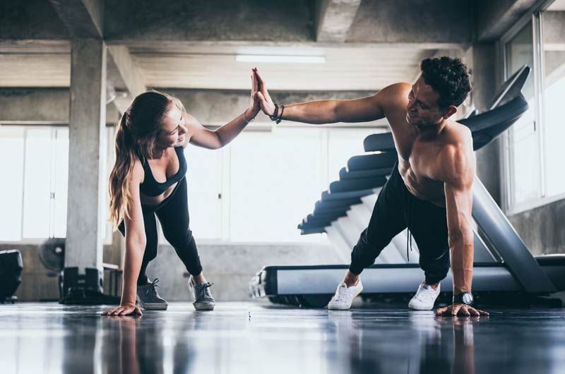 pareja entrenando