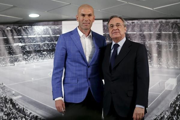 Zidane y Florentino Pérez posaron juntos durante la presentación del francés ante los medios, una ocasión en la que el francés se confesó emocionado
