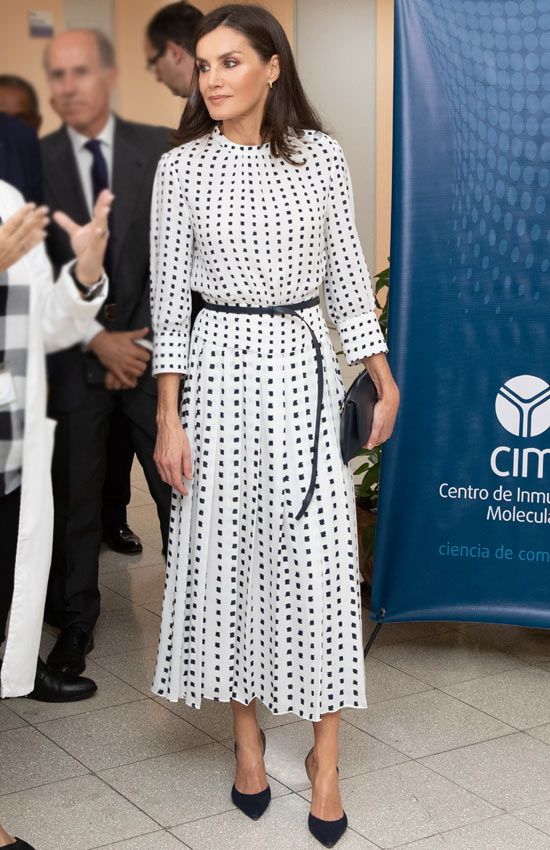 Doña Letizia con vestido de falsos lunares