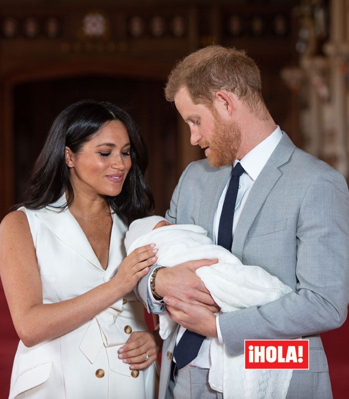 Archie en brazos de su padre el día de su presentación oficial