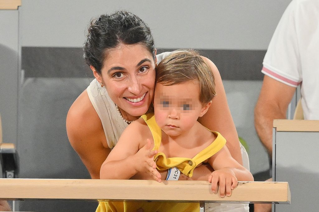 Mery Perelló con su hijo durante el partido de Rafa Nadal y Carlos Alcaraz del 31 de julio de 2024 en los Juegos Olímpicos de París