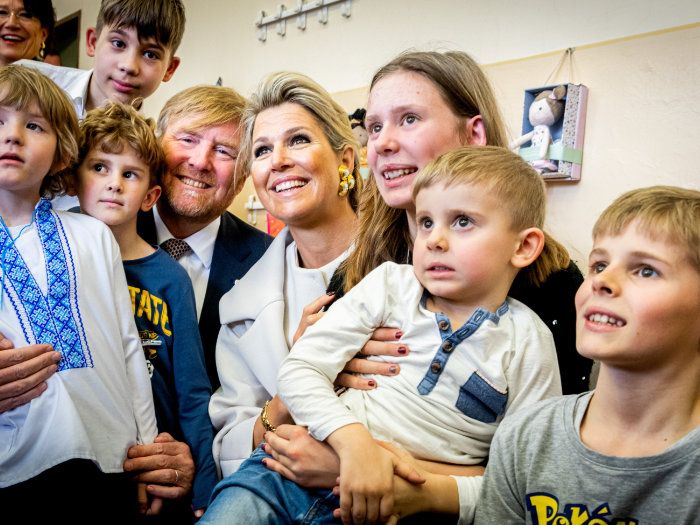 Guillermo y Máxima de los Países Bajos con un grupo de niños 