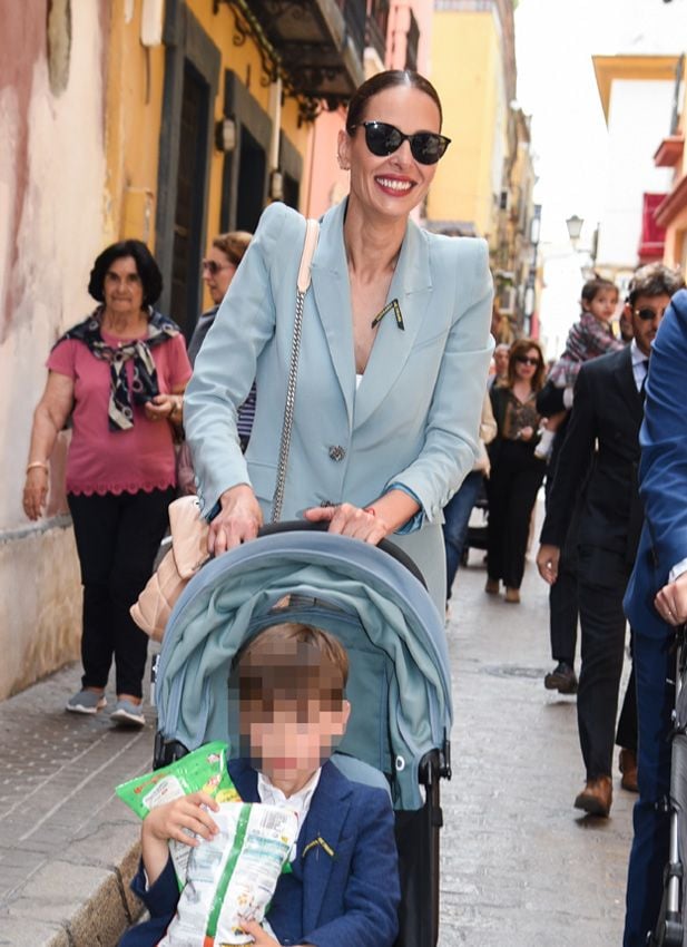 Eva González y su traje azul ideal para la Semana Santa de Sevilla