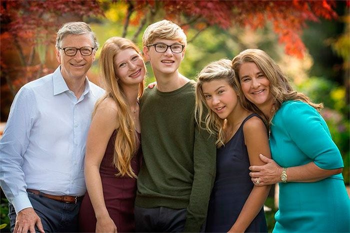 Melinda y Bill Gates con sus hijos