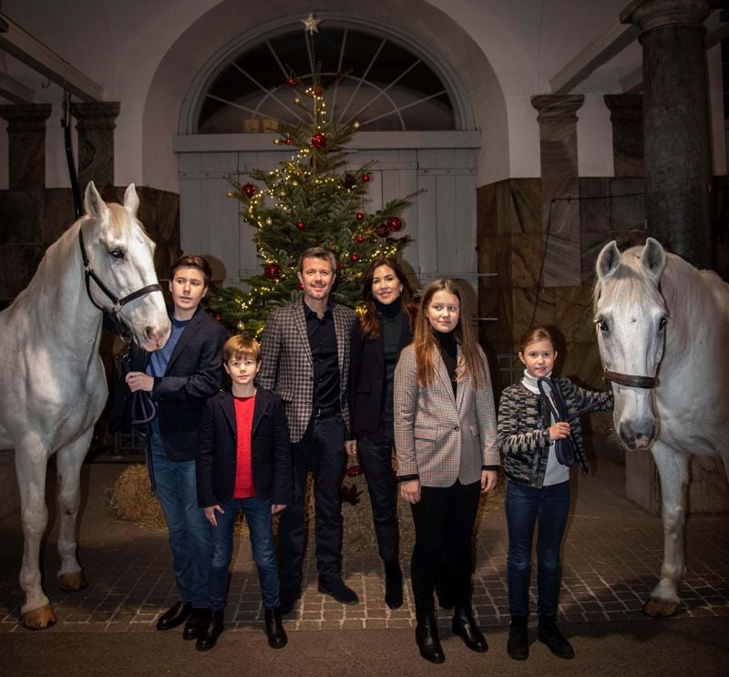 Federico de Dinamarca con su familia