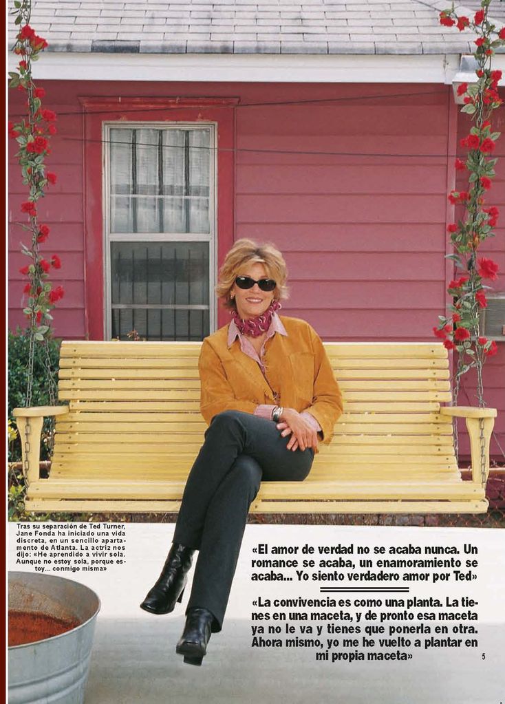 Pdf. Hola 2960. Mayo 2001. Jane Fonda con su hijo Troy Garity y su novia, la diseñadora Laura Mikeal Bridge, en su casa de Atlanta.