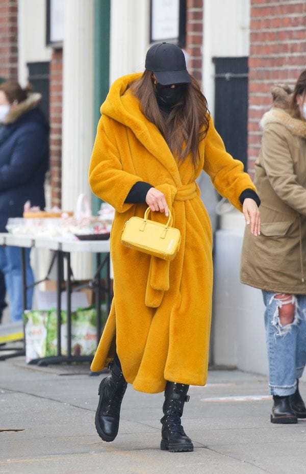 irina shayk abrigo amarillo