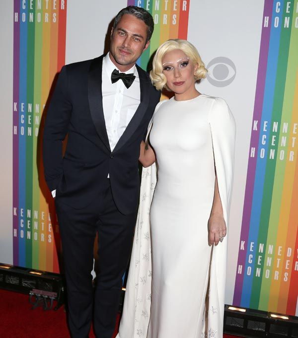 Lady Gaga se ha comprometido con el actor Taylor Kinney, con el que lleva saliendo desde 2011 