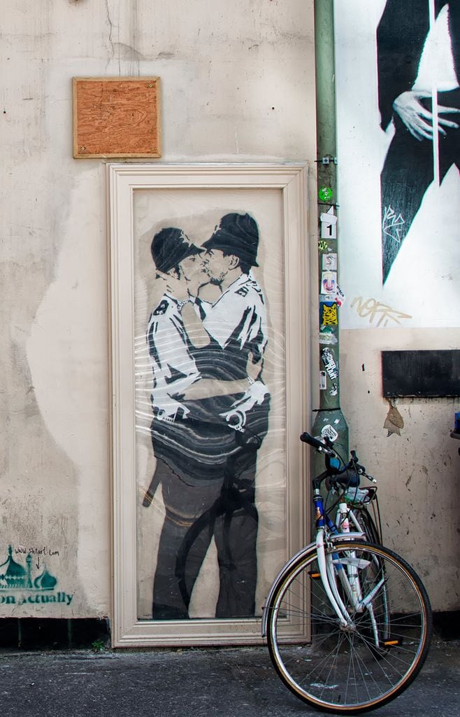 Grafitti del beso de Brighton