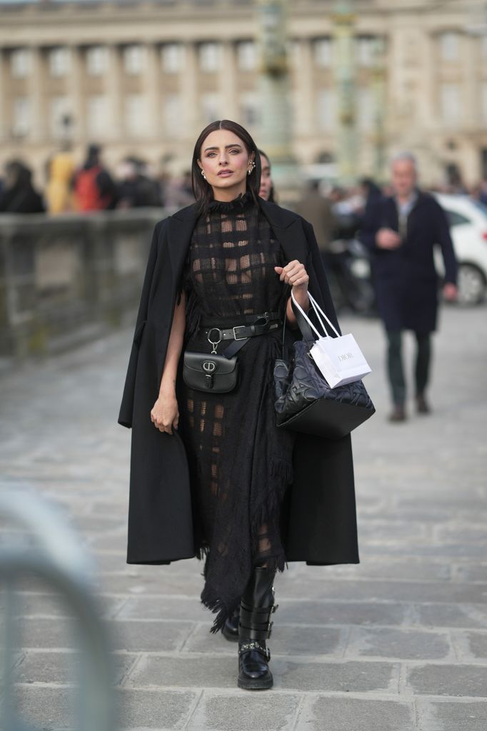 Aislinn Derbez en las calles de París. 