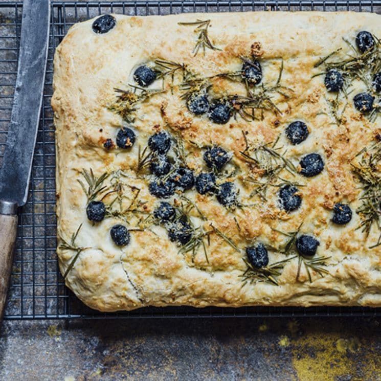 focaccia-queso-aceitunas-negras-romero