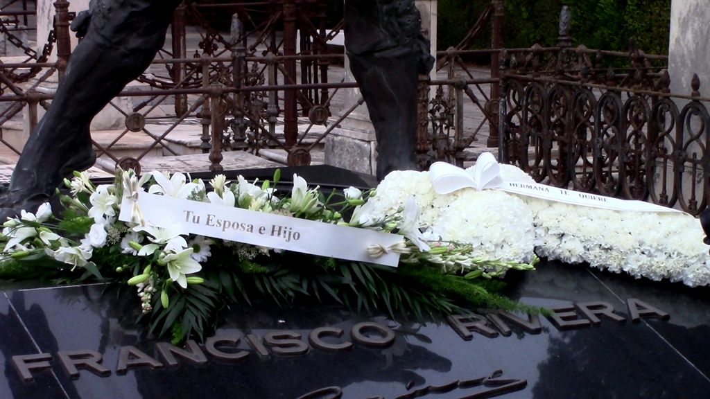 Isabel Pantoja y Teresa Rivera mandan un ramo de flores a la tumba de Paquirri en el 40 aniversario de la muerte del torero, a 26 de septiembre de 2024, en Sevilla 