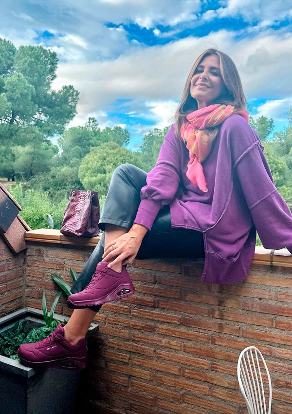 Nuria Roca con sudadera y zapatillas moradas y pantalón negro