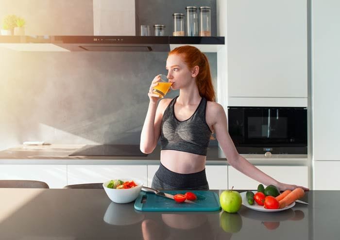 mujer en la cocina