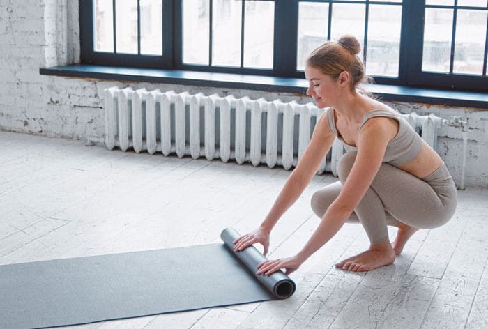 mujer descalza entrenando