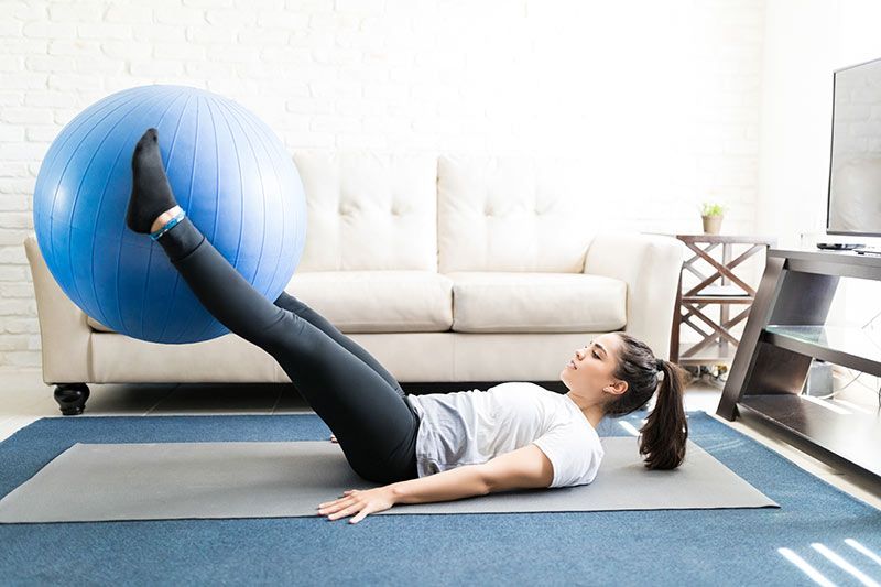 mujer pelota pilates