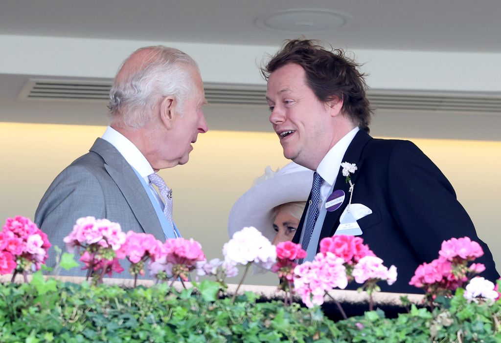 Tom Parker Bowles junto al rey Carlos III