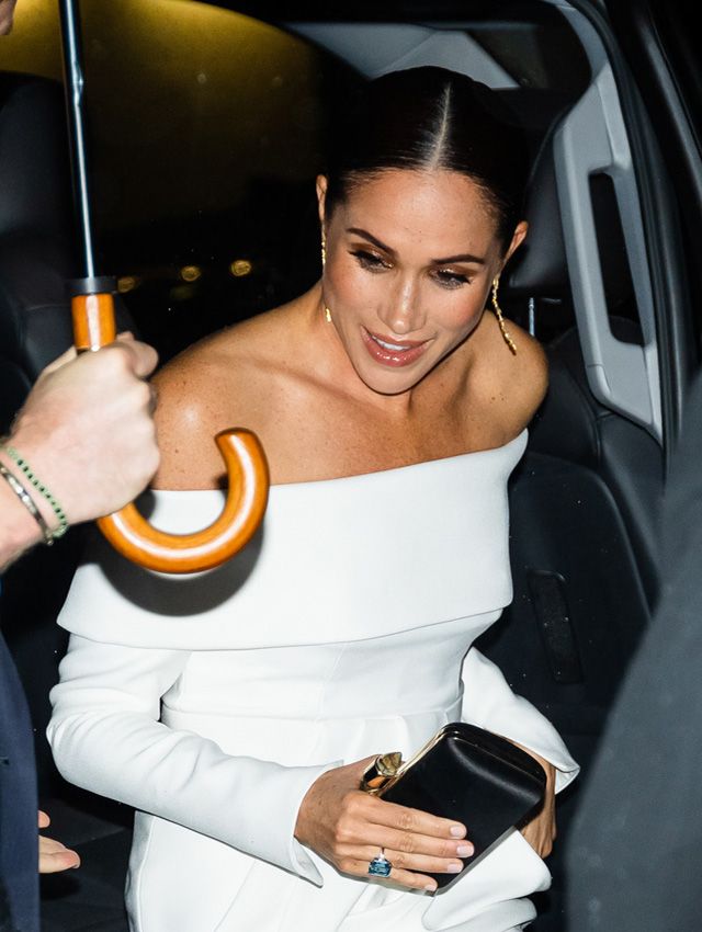 Meghan Markle vestido blanco y anillo azul