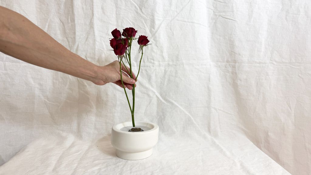 Formación del ikebana, un arreglo esencial de gran belleza