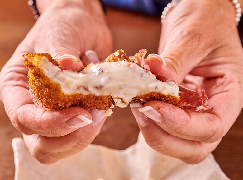 Detalle del interior de las croquetas de Cañitas Maite, un espectaculo de sabor y cremosidad