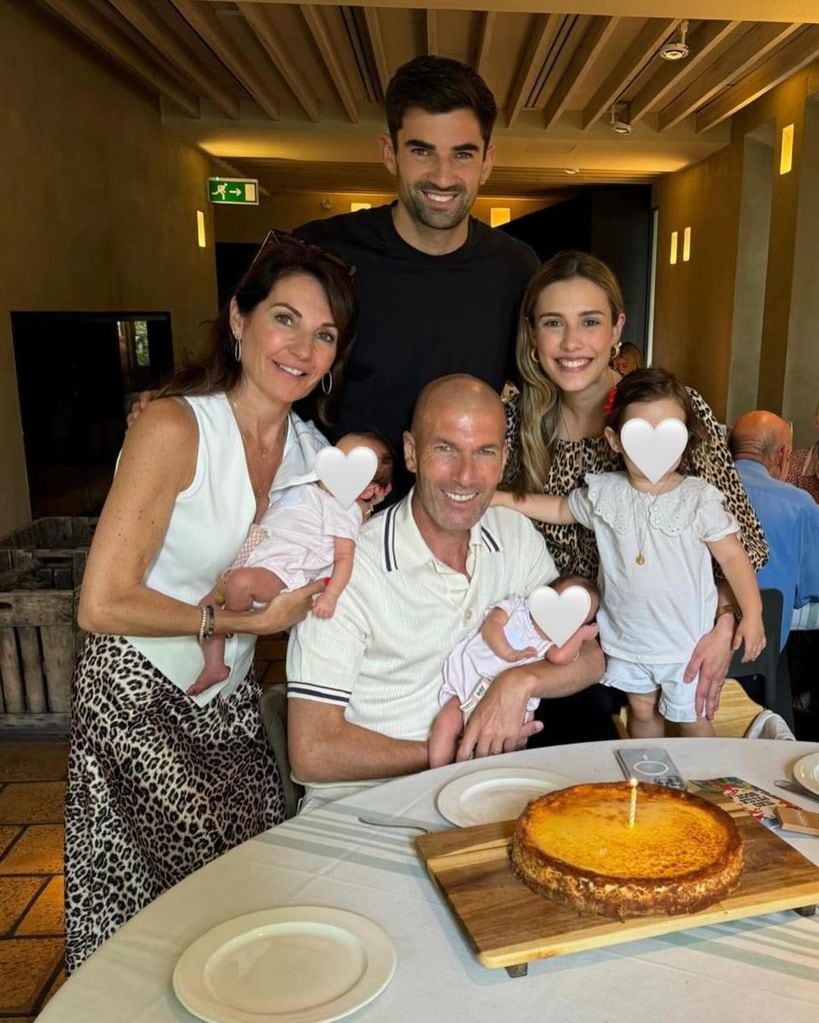 Zinedine Zidane y su mujer junto a su hijo mayor, Enzo y su mujer 