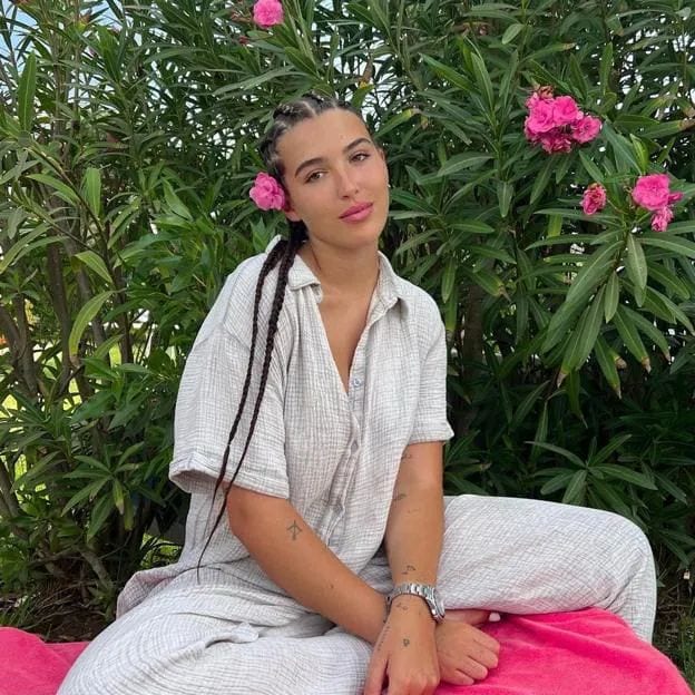 Alba Díaz with African braids hairstyle for summer