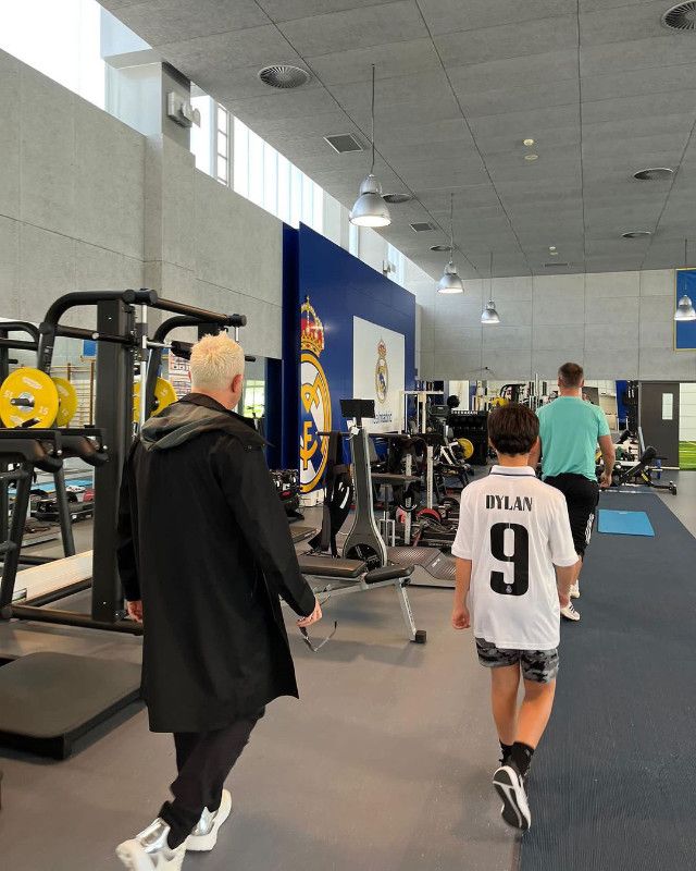 Alejandro Sanz y su hijo Dylan en la ciudad deportiva del Real Madrid