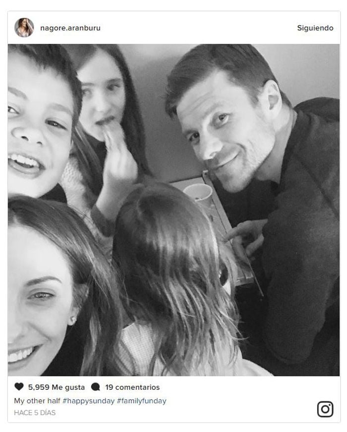 Xabi Alonso y Nagore Aranburu con sus hijos en Madrid