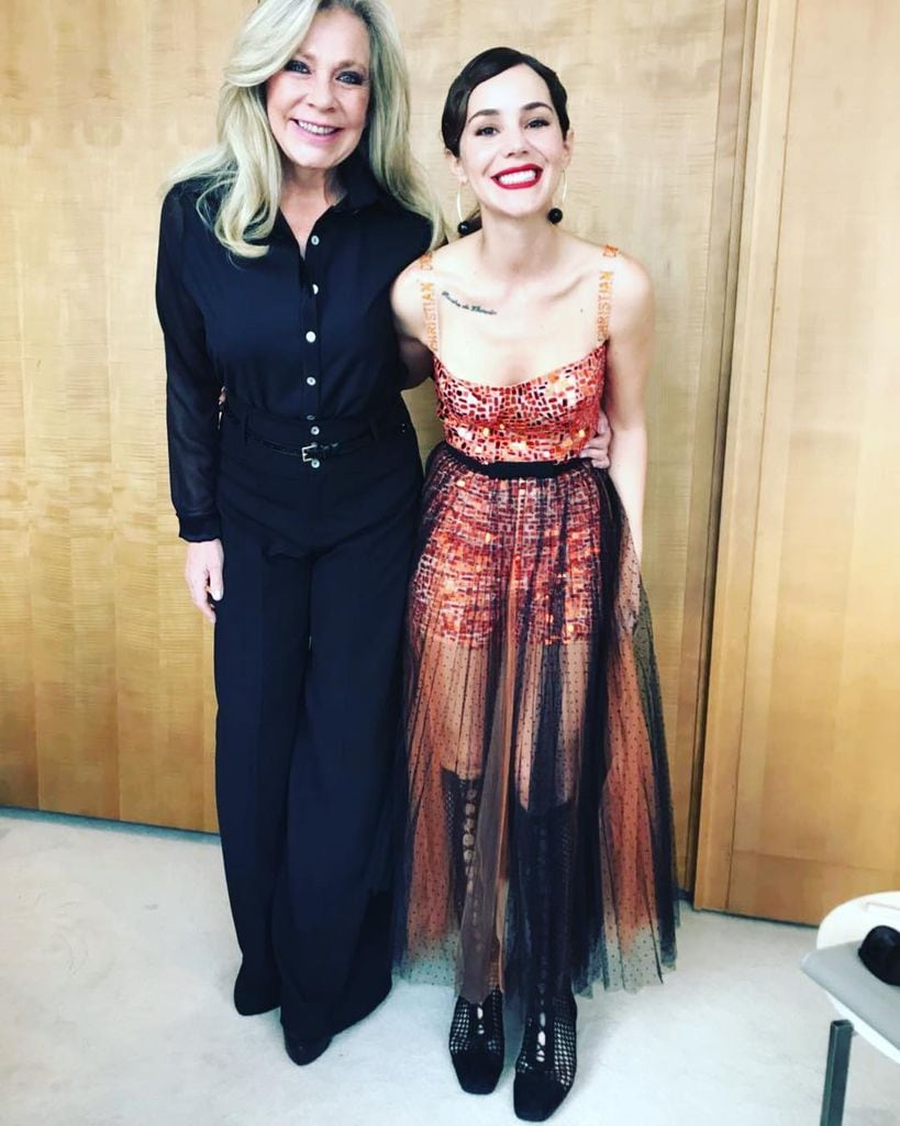 Camila Sodi con su mamá Ernestina Sodi en la premiere de la serie de Luis Miguel en 2018